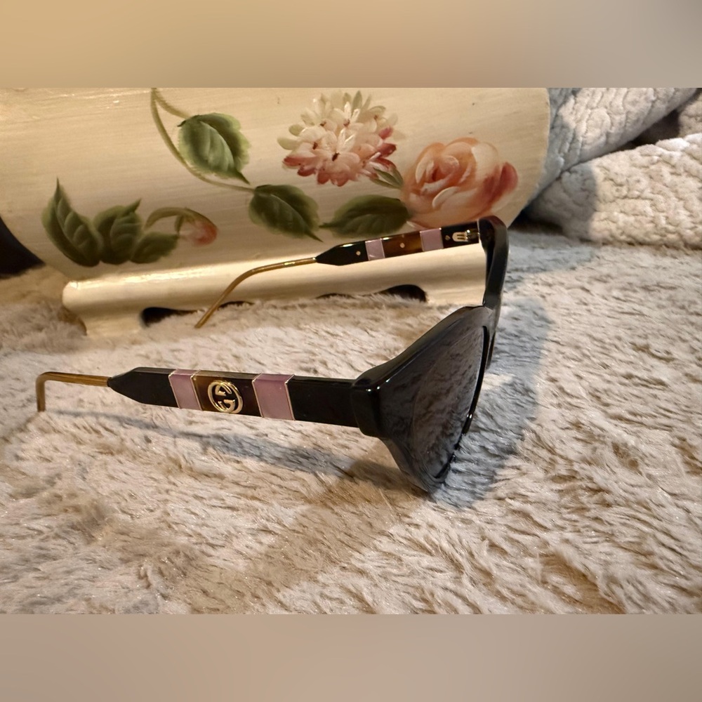 GUCCI Elegant Black Cat-Eye Sunglasses - Picture 2 of 5